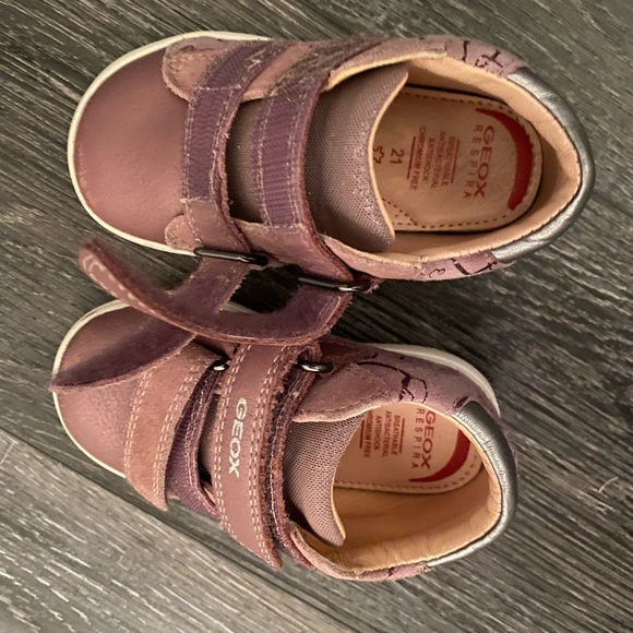 Toddler shoes size 21 in pretty good condition - Picture 3 of 3